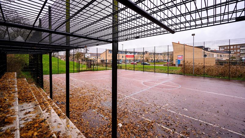 De Blokhut Playground basketbalveld