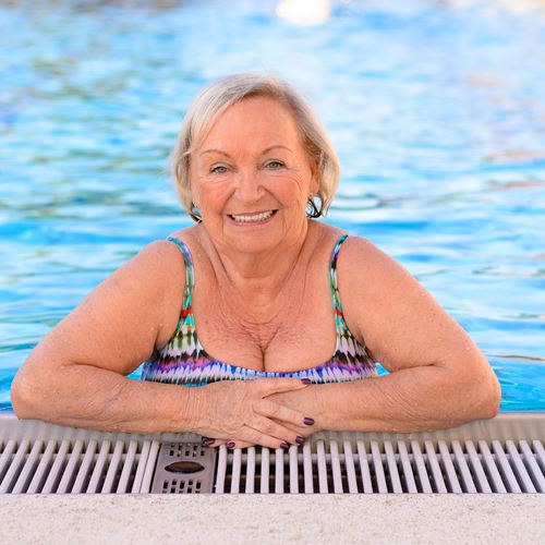 Senior dame in het zwembad, Zwemfit 55+ Fifty Fit De Grote Koppel
