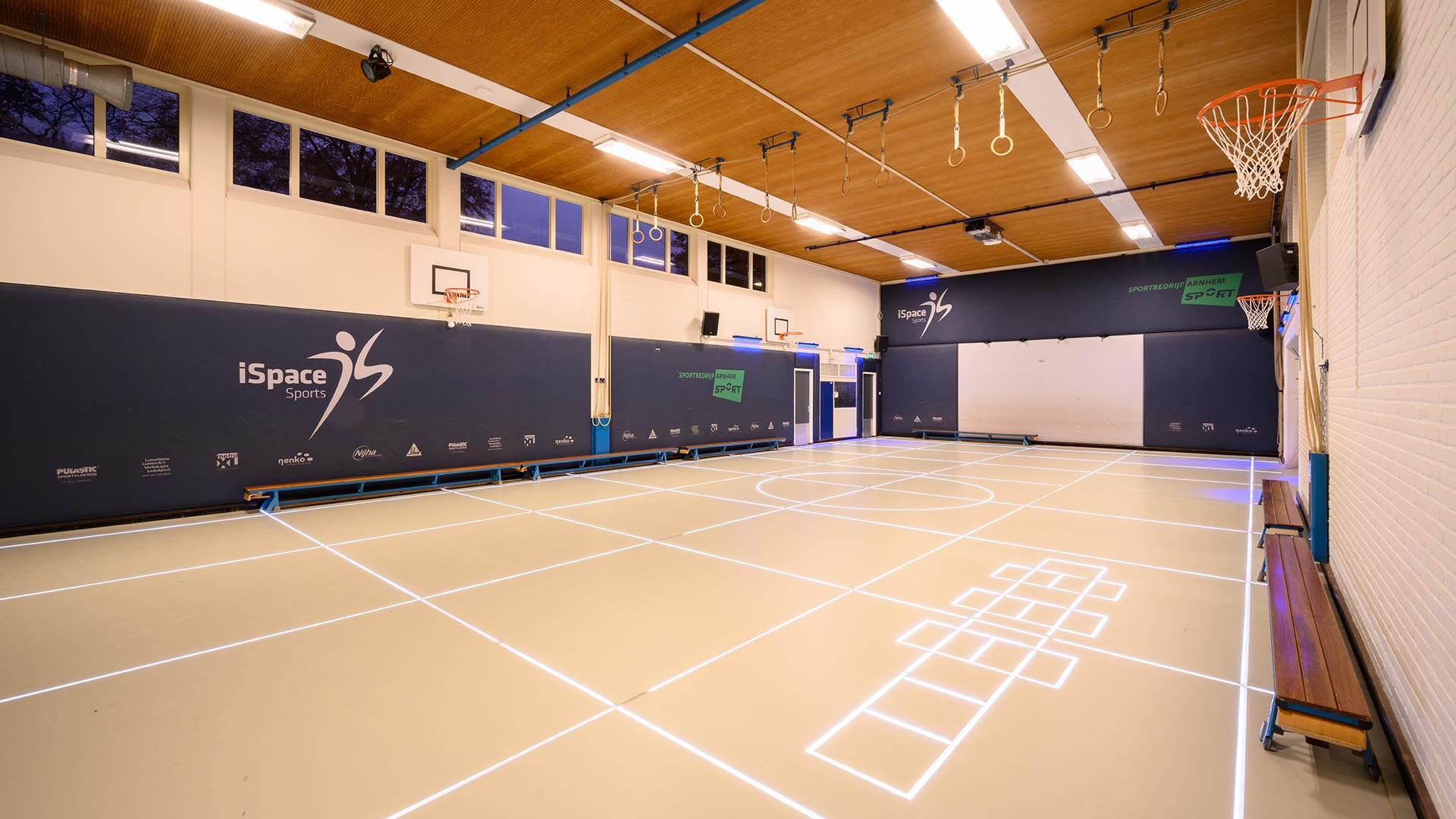 Bauer Gymzaal in de avond