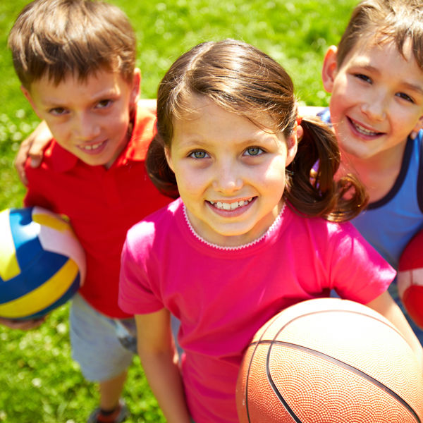 Kinderen met volleybal, basketbal en voetbal Kinderen met volleybal, basketbal en voetbal
