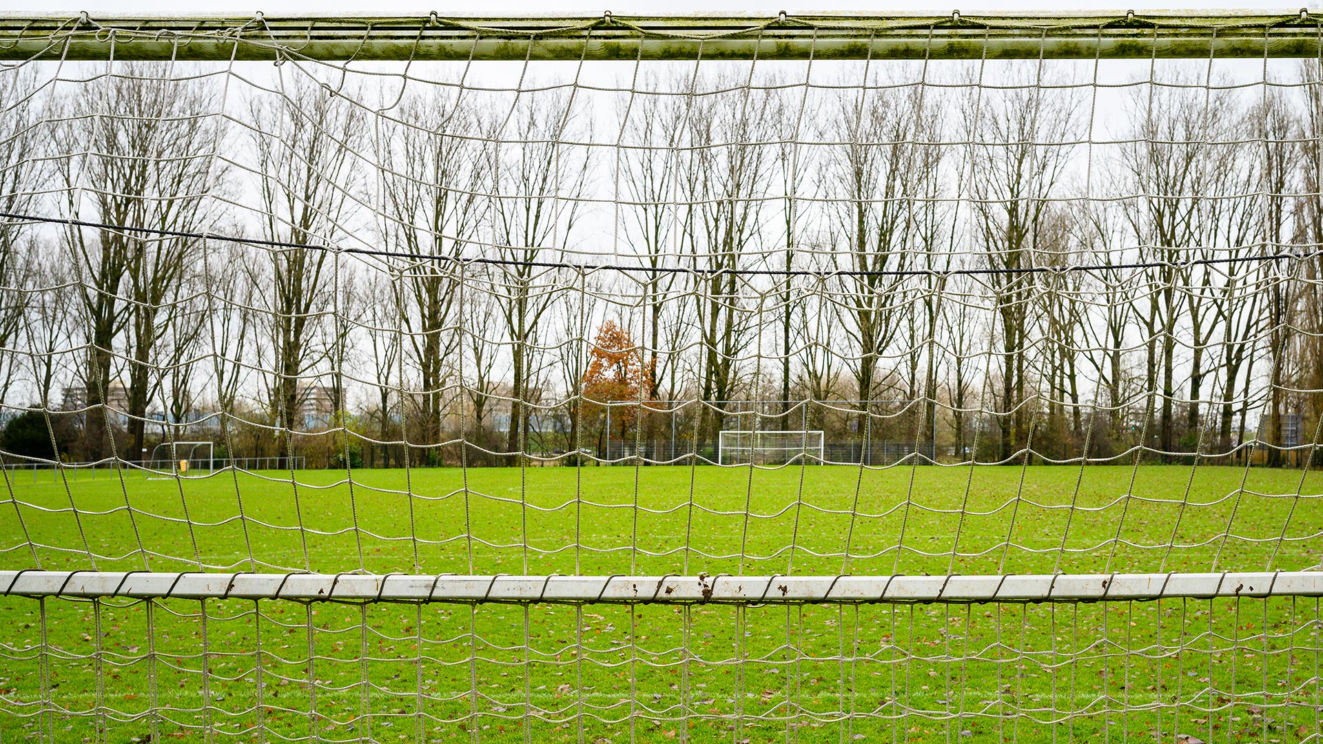 Het Lange Water Sportpark vanuit doel