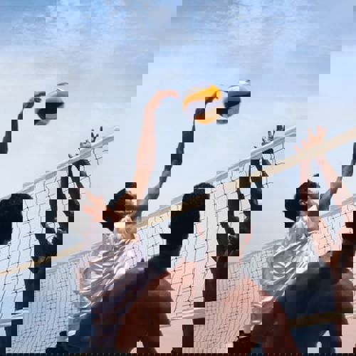 Mannen spelen beachvolleybal Sportcentrum Valkenhuizen Mannen spelen beachvolleybal Sportcentrum Valkenhuizen