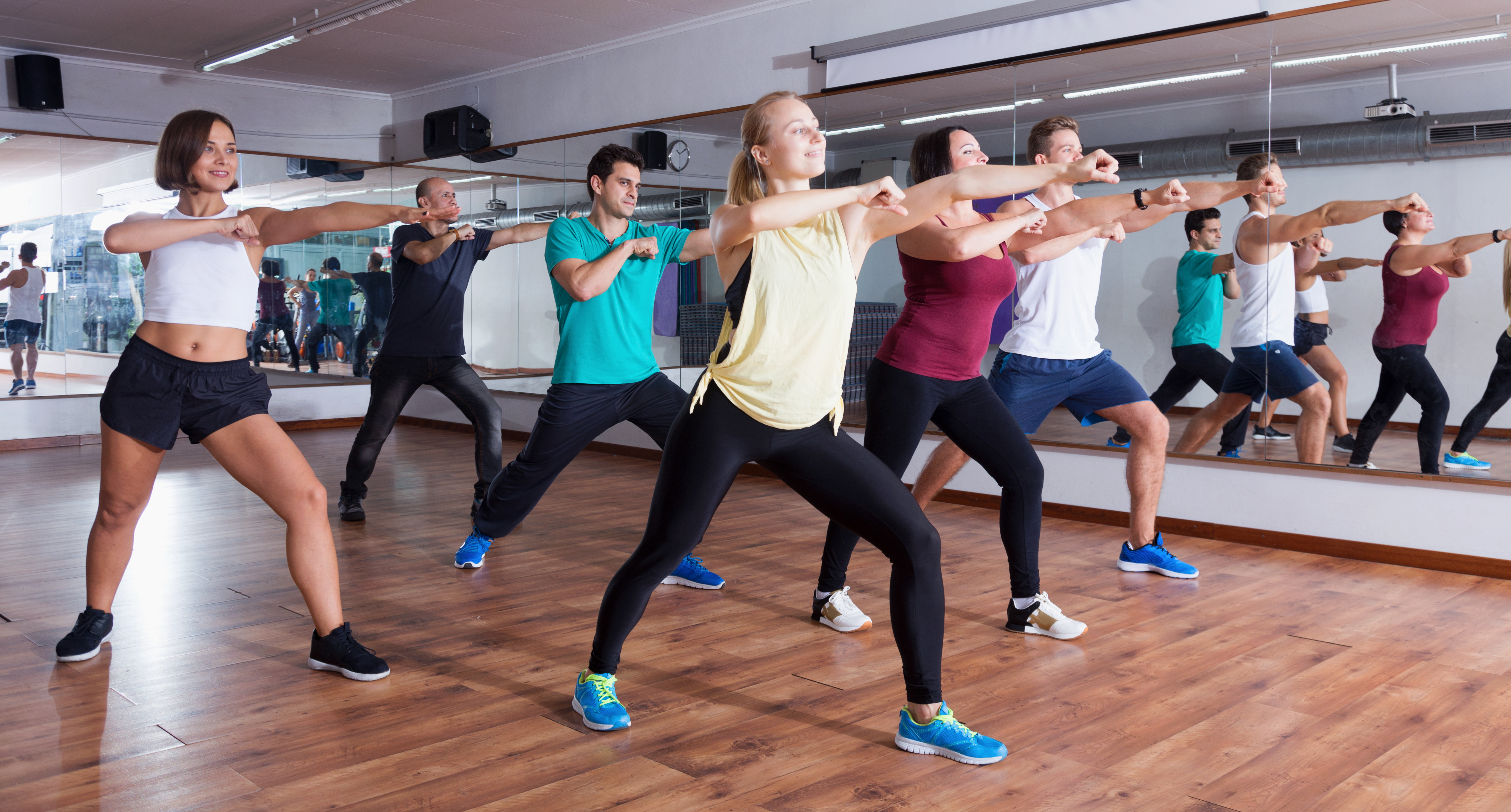 Een groep danst in de sportschool