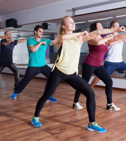 Dansen Een groep danst in de sportschool
