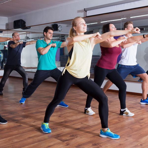 Dansen Een groep danst in de sportschool