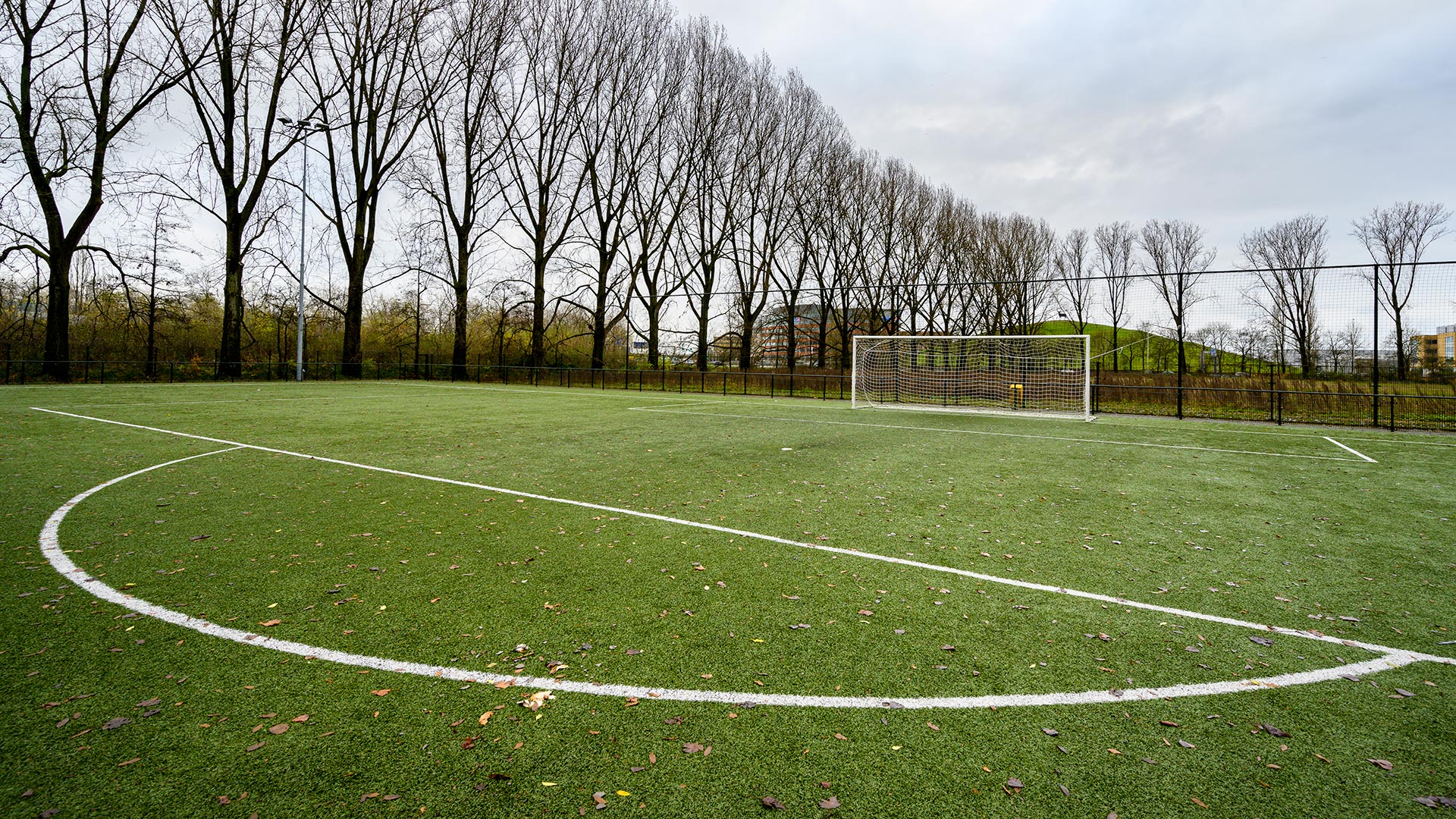Het Lange Water Sportpark doel vanaf middenstip
