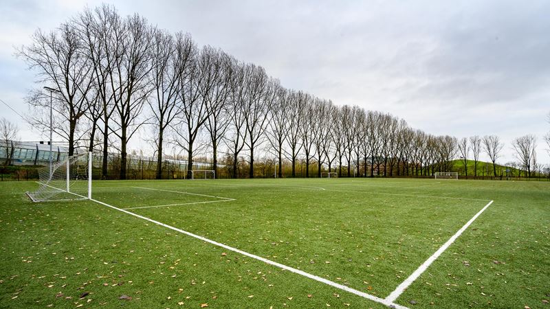 Het Lange Water Sportpark voetbalveld met bomen